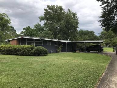 Main picture of 3014 Lakeshore Dr