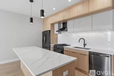 Main picture of 7516 N Eastlake Ter