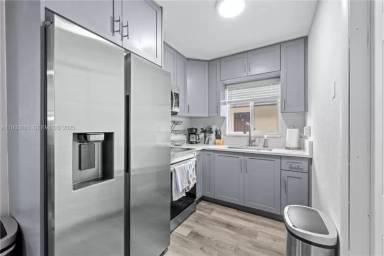 Main picture of 1208 NE 5th Ave