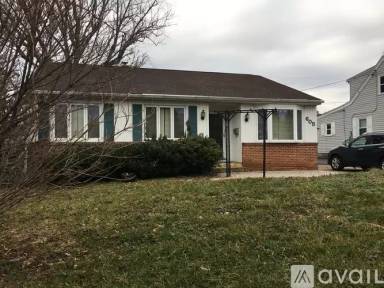 Main picture of 605 Forest View Rd