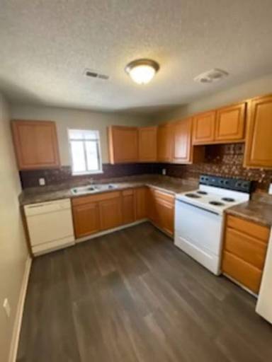 Main picture of 2701 S Emporia St
