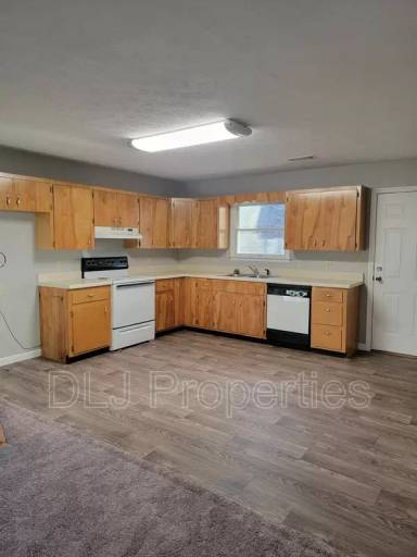 Main picture of 1025 Center St