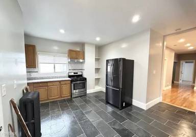 Main picture of 14 Batchelder St