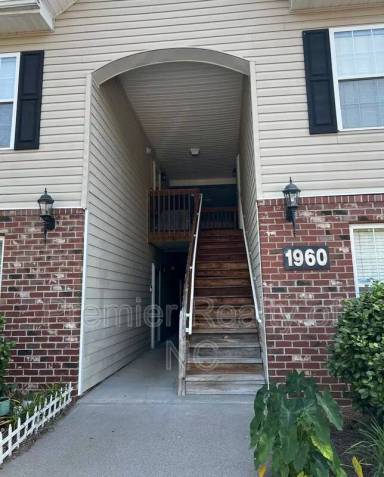 Main picture of 1960 Crest Hollow Dr