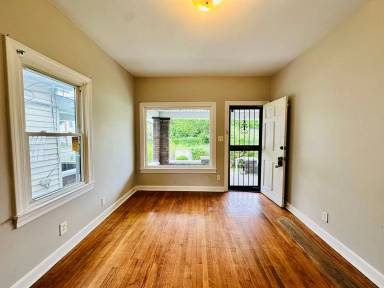 Main picture of 4012 Greenwood Ave