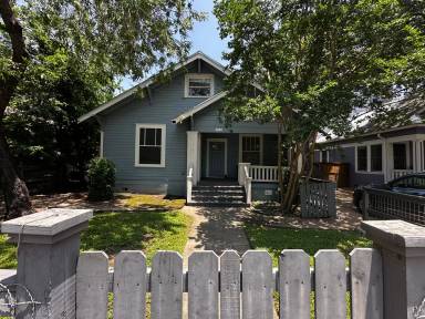 Main picture of 300 W 37th St