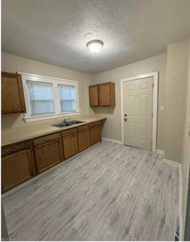 Main picture of 483 Bishop St