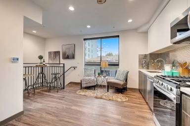 Main picture of 641 N Hobart Blvd