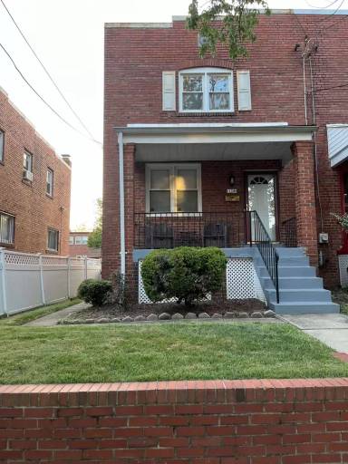 Main picture of 116 48th Pl NE