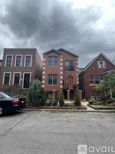 Main picture of 2043 W Homer St