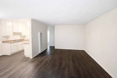 Main picture of 605 W 80th St