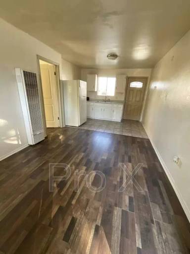 Main picture of 208 W 1st St