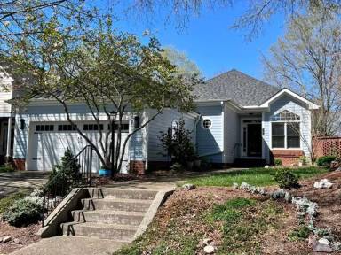 Main picture of 104 S Fields Cir