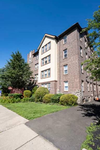 Main picture of English Manor Apartments