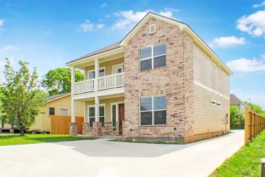 Main picture of 404 Thompson St