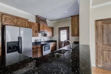 Main picture of 4406 105th St