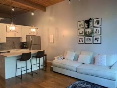 Main picture of 2333 W Saint Paul Ave