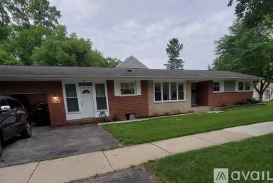 Main picture of 815 W Oakton St