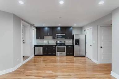 Main picture of 1523 W Addison St