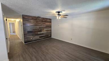 Main picture of 633 W Oak Terrace Dr