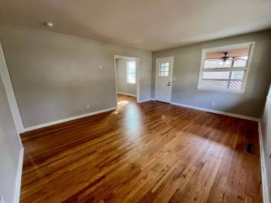 Main picture of 902 N Elam Ave