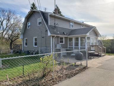 Main picture of 807 Broadway St NE