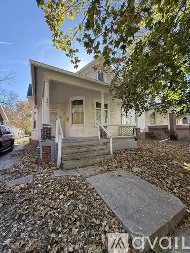 Main picture of 1347 E Prairie St