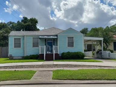 Main picture of 2 Oaklawn Dr