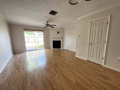 Main picture of 920 W Tony St