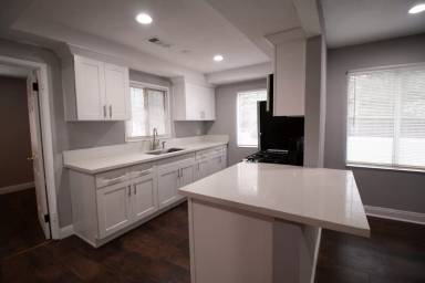 Main picture of 11239 Emelita St