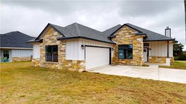 Main picture of 121 Lakewood Dr