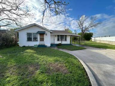 Main picture of 1008 E Pecan Ave