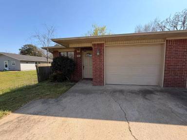 Main picture of 301 W 16th Ct