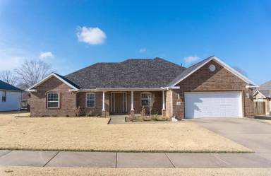Main picture of 405 NW Saddlebrook Dr