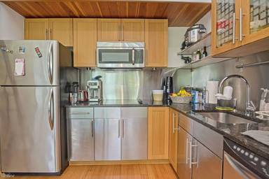 Main picture of 290 Pleasant St