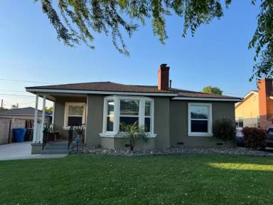 Main picture of 1555 Mc Comas St