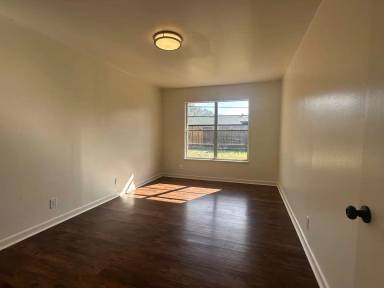 Main picture of 425 Parade Dr
