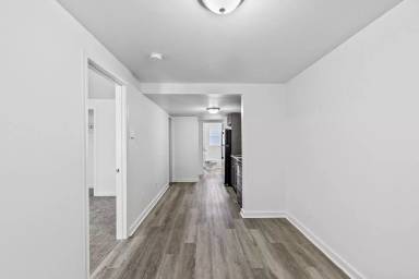 Main picture of 725 E College St