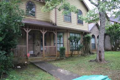 Main picture of 803 Heritage Oaks Dr