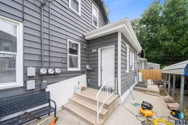 Main picture of 902 W 8th St