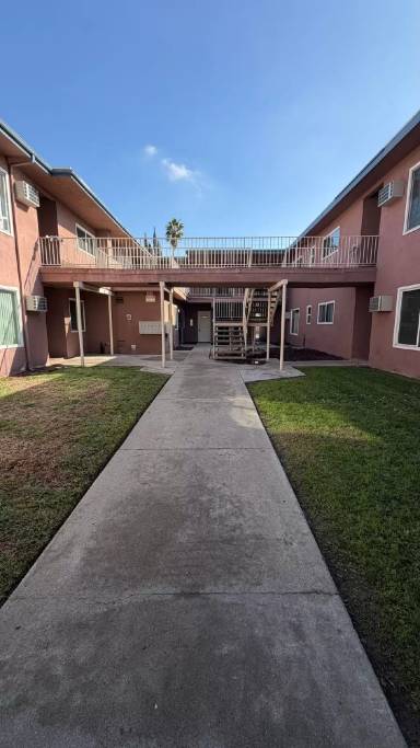 Main picture of 3083 N E St