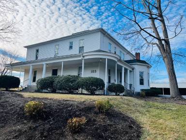 Main picture of 105 College St