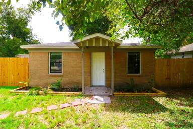Main picture of 7518 Crofton St