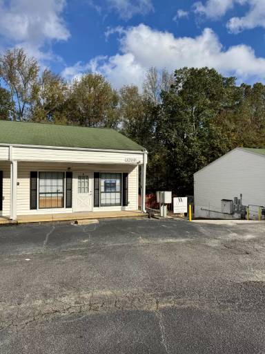 Main picture of 3200 N Henry Blvd