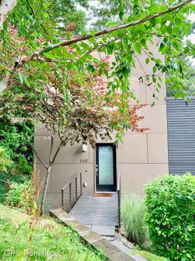 Main picture of 304 W Raye St