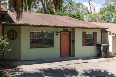 Main picture of 1000 N Duval St