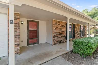 Main picture of 2600 Creekview Dr