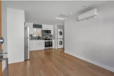 Main picture of 10407 Commerce Ave