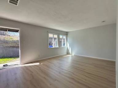 Main picture of 686 W 21st St