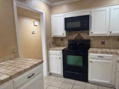 Main picture of 300 N Lee Dr